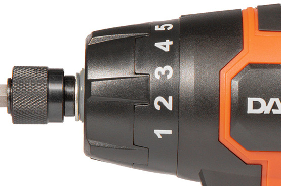 Кольцо на корпусе отвертки позволяет выбрать 6 уровней крутящего момента и режим сверления.