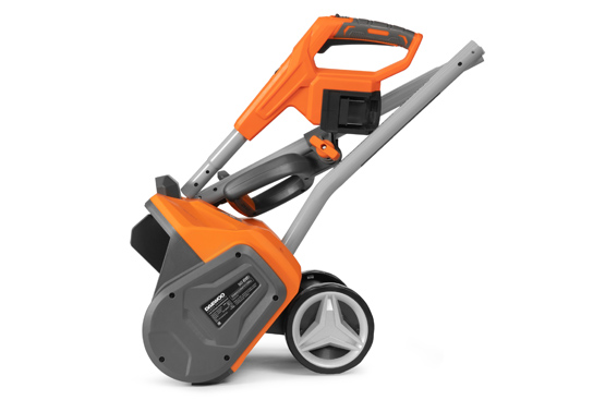 Складная рукоятка облегчает хранение и транспортировку снегоуборщика, сокращая занимаемое пространство и повышая удобство эксплуатации.