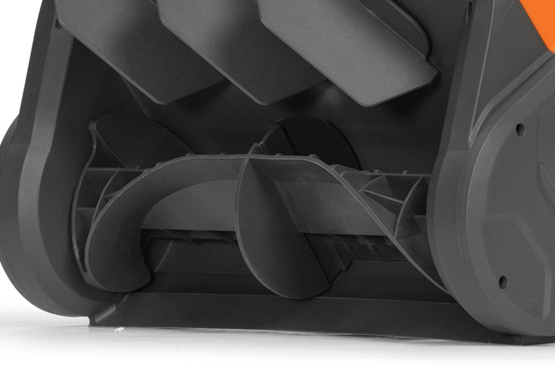 Особая форма шнеков обеспечивает эффективную и бережную уборку снега до нуля с любого покрытия: асфальт, брусчатка или плитка.