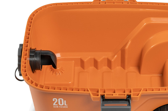 Компактный корпус пылесоса выполнен из современного, ударопрочного пластика с толщиной стенки 3 мм.Стойкий к механическим воздействиям и коррозии.Объем бака 20 литров.