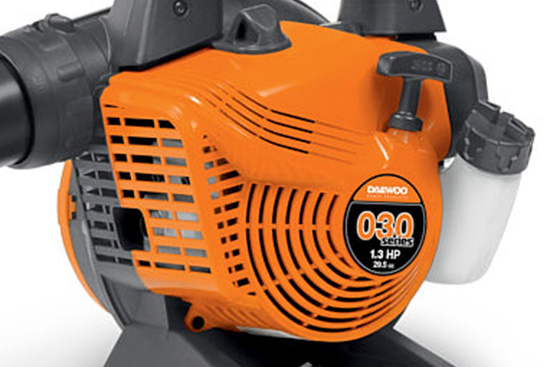 2-х тактный бензиновый двигатель DAEWOO 030 series объемом 29.5 см3 специально разработан для садовой техники. Он отличается надежностью и увеличенным моторным ресурсом, более низким уровнем шума и вибрации