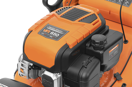 4-х тактный бензиновый двигатель DAEWOO VRE 650, объемом 165 см3 специально разработан для садовой техники. Он отличается надежностью и увеличенным моторным ресурсом, более низким уровнем шума и вибрации.