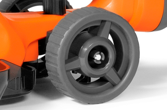 Регулировка колес в 3-х положениях обеспечивает выбор необходимой высоты кошения травы.