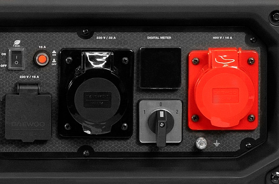 Уникальная система Dual Power позволяет использовать генератор в двух режимах – для питания однофазных и трехфазных потребителей, обеспечивая при этом одинаково высокую отдачу мощности. Селектор на панели управления позволяет простым движением менять режим работы генератора