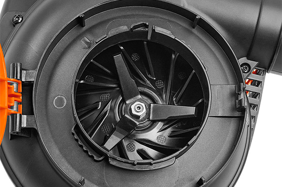 Крыльчатка специальной формы и трехлопастной металлический нож обеспечивают высокую степень измельчения собираемого мусора 13:1. Это позволяет более плотно наполнять мусоросборник, увеличивая продуктивное время работы.