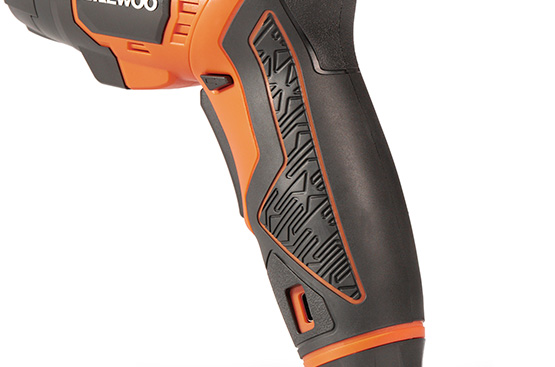 Прорезиненная рукоятка эргономичной формы обеспечивает комфортное использования инструмента без выскальзывания из рук.