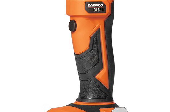 Прорезиненная рукоятка эргономичной формы обеспечивает комфортное использования фонаря без выскальзывания из рук.