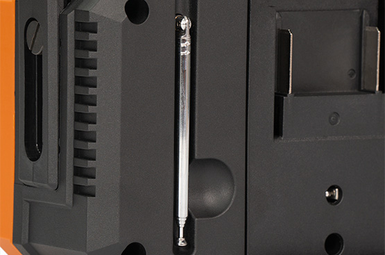 Встроенный приемник FM диапазона 87,5 – 108 MHz позволяет слушать любимое радио где угодно. Внешняя антенна обеспечивает стабильный прием сигнала с минимальными помехами.