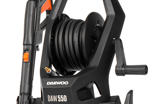 Позволяет аккуратно и компактно хранить мягкий шланг длиной 8м, а также разматывать шланг до необходимой длины в процессе работы.