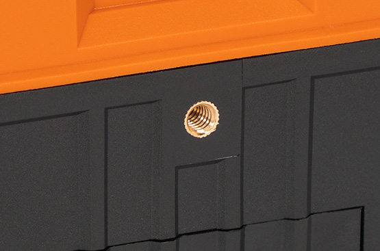 Резьбовое крепление на 5/8” позволяет закрепить фонарь на стойках для оборудования.