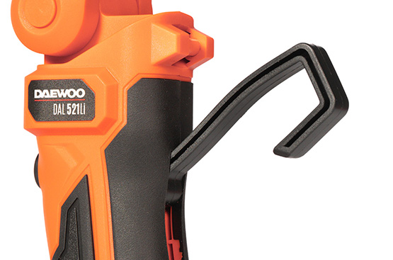 Прочный крючок, интегрированный в рукоятку, позволяет надежно подвешивать фонарь при его использовании.