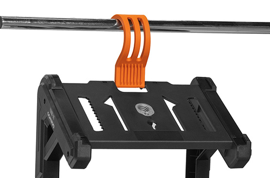 Прочный крючок, интегрированный в основание, позволяет надежно подвешивать фонарь при его использовании.