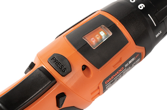 Встроенная Li-ion батарея обеспечивает высокий ресурс и компактные размеры отвертки. Индикатор заряда расположен на корпусе инструмента.