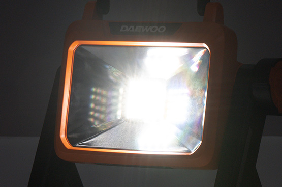 Яркие светодиоды мощностью 25 Вт обеспечивают максимальный световой поток 2000 Лм. Цветовая температура 5700К соответсвует дневному свету и обеспечивает комфортное использование фонаря.