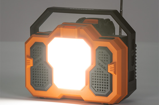 Яркие светодиоды мощностью 15 Вт обеспечивают максимальный световой поток 1500 Лм. Цветовая температура 5700К соответсвует дневному свету и обеспечивает комфортное использование фонаря.