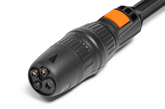 В комплект поставки входит уникальная четырехпозиционная моющая насадка. Помимо трех веерных режимов, она имеет функцию грязевой фрезы и подходит для широкого круга работ - от деликатной мойки до отбивания старой засохшей грязи. Переключение режимов осуществляется вращением насадки.