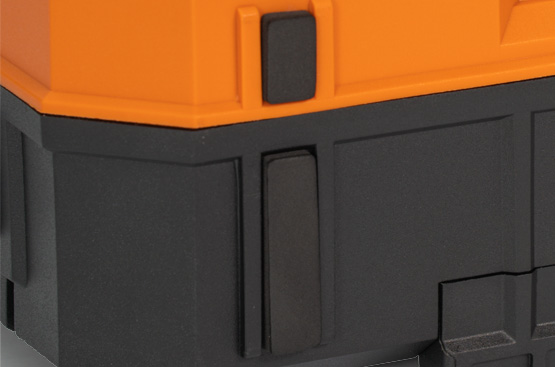 Опоры из вспененного материала обеспечивают устойчивое положение фонаря на поверхности без риска повредить её.