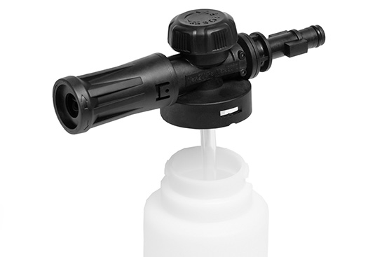 В увеличенную заливную горловину диаметром 50 мм комфортно заливать моющее средство из любой емкости. Встроенная пенная таблетка и регулировка подачи шампуня позволяют легко добиться оптимальной консистенции пены.