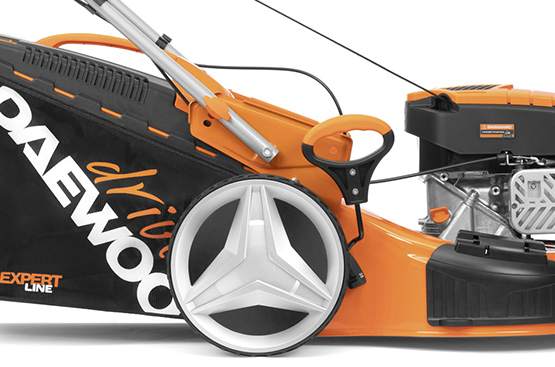 Привод на колеса обеспечивает легкое и комфортное управление газонокосилкой. Плавность хода и высокая маневренность обеспечена оптимальной скоростью движения.