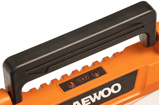 Складкая рукоятка в верхней части фонаря позволяет комфортно переносить фонарь