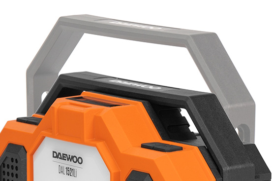 Складкая рукоятка в верхней части фонаря позволяет комфортно переносить фонарь.