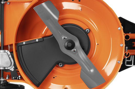 Защитный кожух закрывает приводной ремень на редуктор привода колес и обеспечивает долгий срок его службы и максимальную передачу крутящего момента.