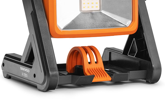 Пластикове широкое основание обеспечивает устойчивое положение фонаря во время работы.