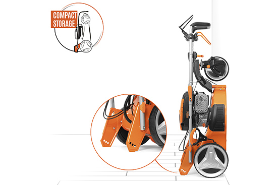 Современная конструкция двигателя и складная рукоятка позволяют компактно хранить газонокосилку в вертикальном положении.