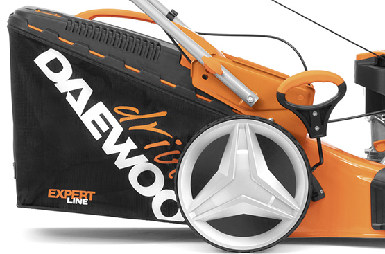 Вместительный травосборник, объемом 65 л, с индикатором заполнения позволяет реже останавливать работу для его опустошения. Сетчатый материал, из которого изготовлена камера, легко поддается очистке от остатков травы и сока растений