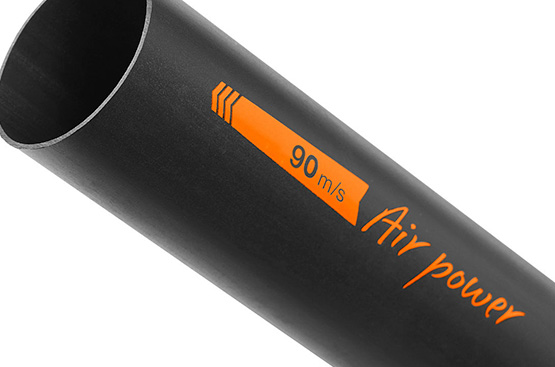 Воздушный поток скоростью до 90 м/с поможет быстро очистить территорию от сухих листьев, пыли и строительного мусора.