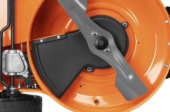 Нож специальной аэродинамической формы из высокопрочной стали с центральным ребром жесткости и увеличенными закрылками и режущими кромками, обеспечивающий высокую эффективность кошения и наполнения травосборника до 100%.